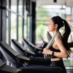 sử dụng máy chạy bộ để tập luyện