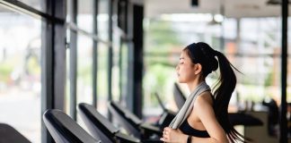 sử dụng máy chạy bộ để tập luyện