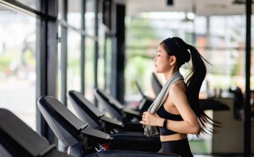 sử dụng máy chạy bộ để tập luyện