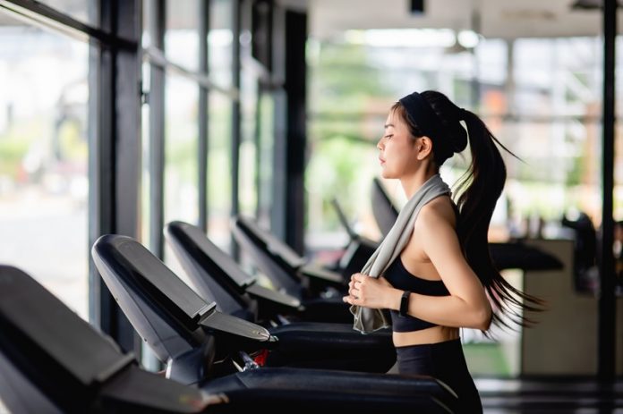 sử dụng máy chạy bộ để tập luyện